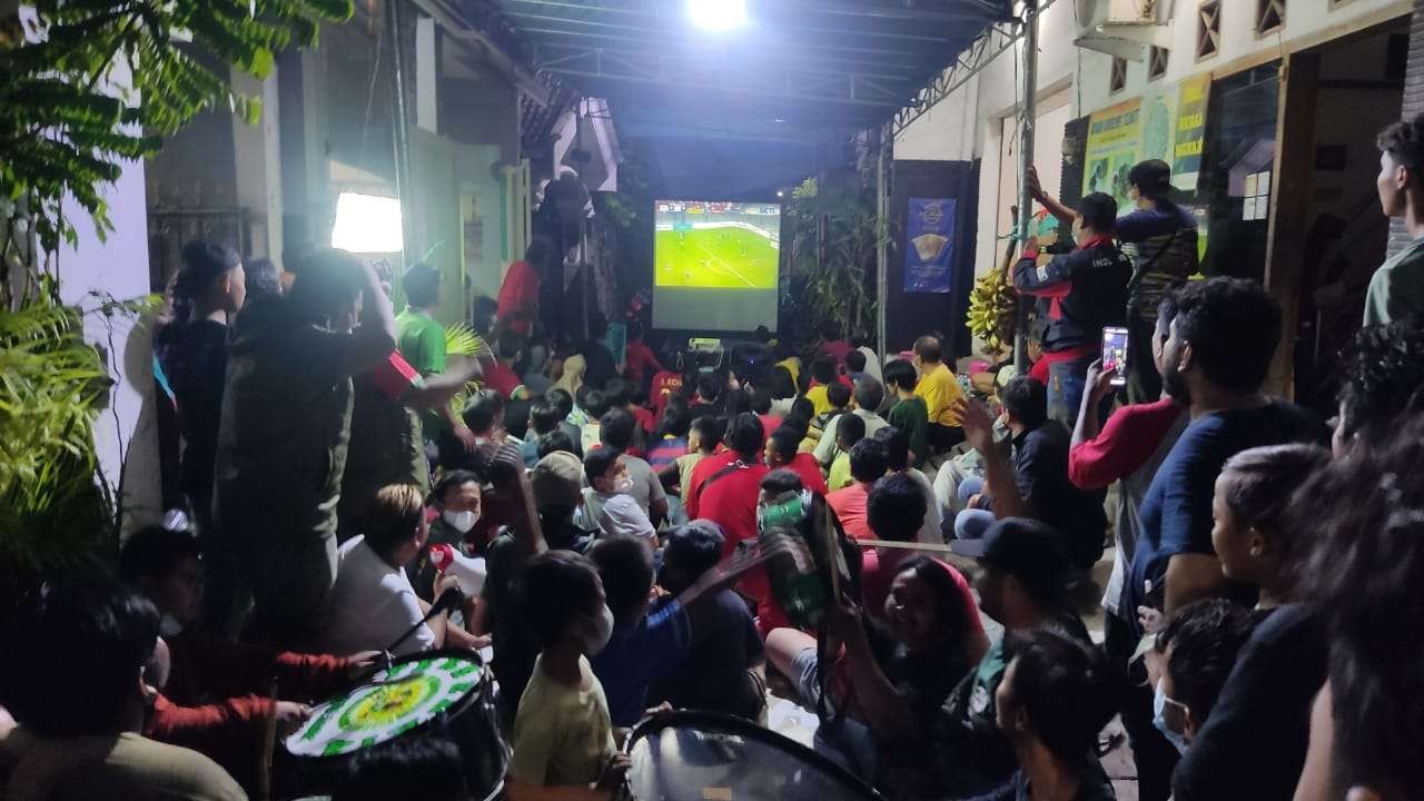 Suasana nobar final leg pertama Piala AFF di rumah bek Timnas RIzky Ridho. (Foto: Fariz Yarbo/Ngopibareng.id)