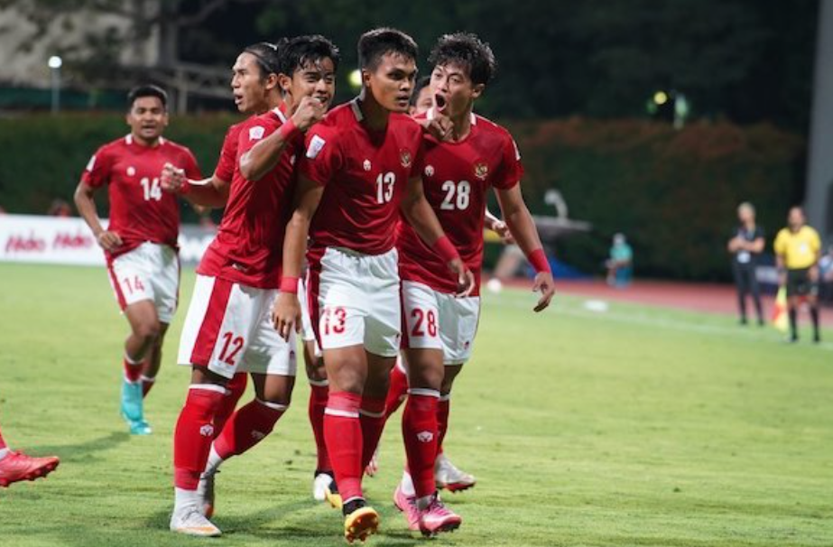 Rachmat Irianto dijanjikan beasiswa penuh hingga S-2 oleh Rektor Unesa jika berhasil membawa Indonesia juara Piala AFF 2020. (Foto: bola)