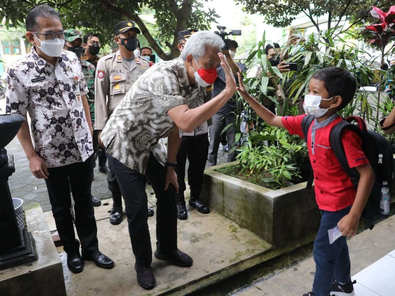 Gubernur Jawa Tengah Ganjar Pranowo memantau pelaksanaan vaksinasi anak, Rabu 29 Desember 2021. (Foto: Istimewa)