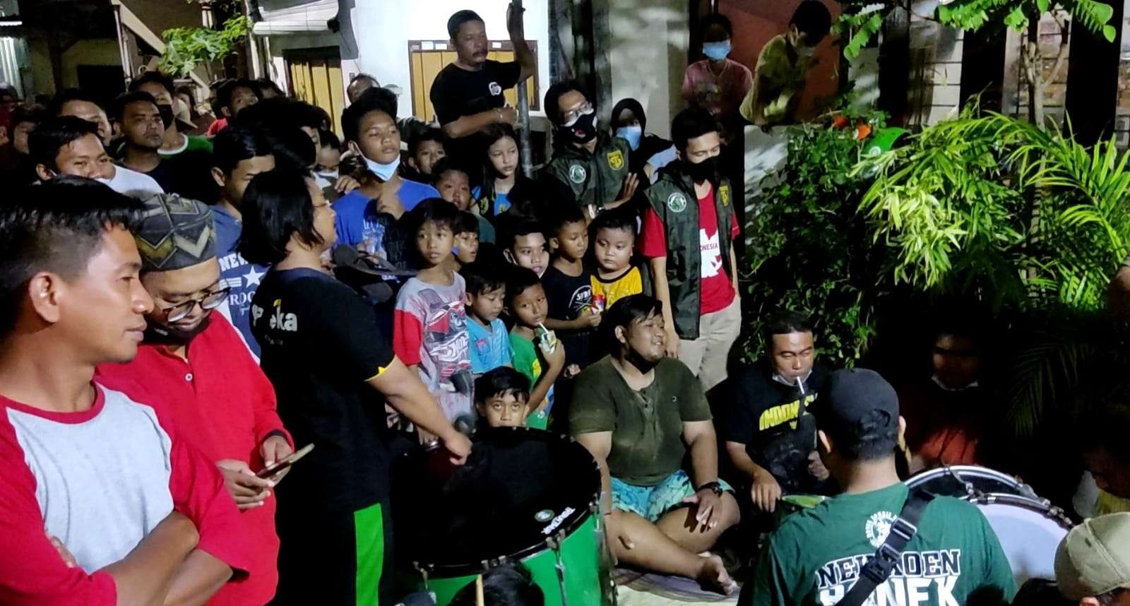 Warga Simo yang nonton bareng di rumah Bek Timnas Indonesia Rizky Ridho tampak murung setelah dihajar Thailand 0-4. (Foto: Fariz Yarbo/Ngopibareng.id)