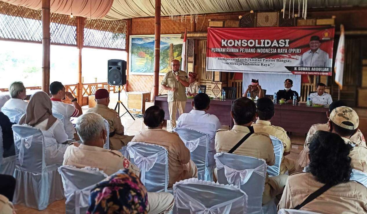 Ketua Bidang Perencanaan Pembangunan nasional DPP Partai Gerindra, Sumail Abdullah, bertemu dengan anggota PPIR Banyuwangi. (Foto: Muh Hujaini/Ngopibareng.id)