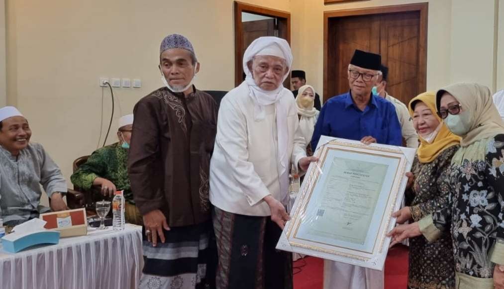 Rais Syuriah PWNU Jawa Timur KH Anwar Manshur dan Waki Rais KH Anwar Iskandar bersama Ny Hj Mahfudhoh Aly Ubaid dan Bupati Jombang Mundjidah Wahab, (Foto: riadi/Ngopibareng.id)