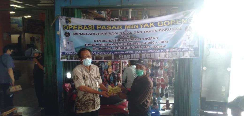 Gubernur Ganjar gelontorkan 70 ribu minyak goreng untuk atasi tingginya harga di pasaran. (Foto: Dok Jateng)di