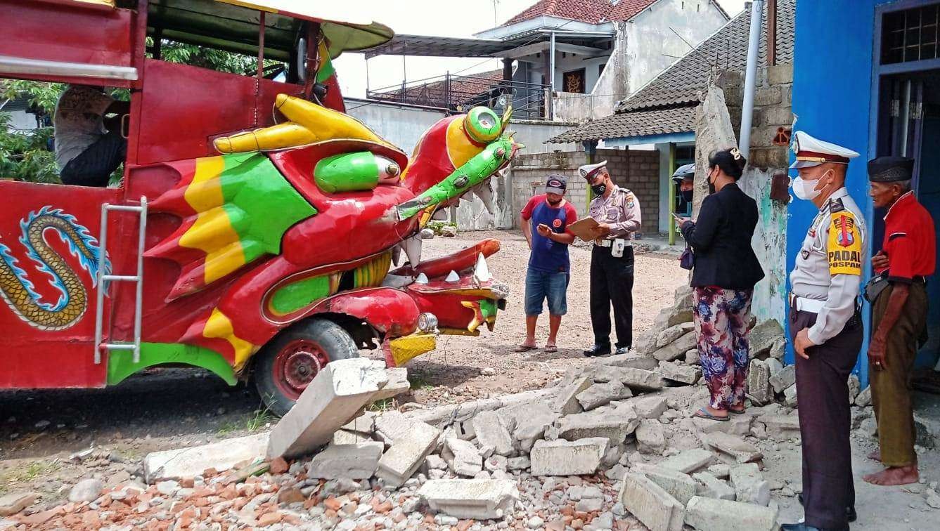 Odong-odong yang sarat penumpang mengalami kecelakaan pada Selasa, 28 Desember 2021 lalu (foto: istimewa)