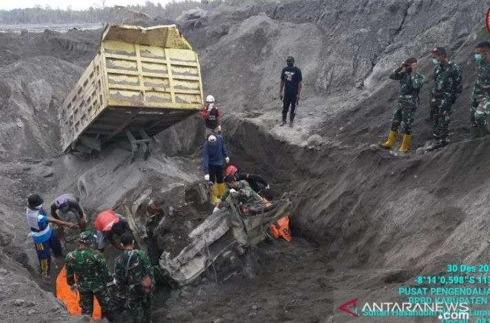 Lokasi penemuan dua jenazah korban awan panas guguran Gunung Semeru di areal pertambangan pasir milik H. Satuhan di Kebondeli Utara, Desa Sumberwuluh, Kecamatan Candipuro, Kabupaten Lumajang, Kamis 30 Desember 2021. (Foto: Antara/BPBD Lumajang)