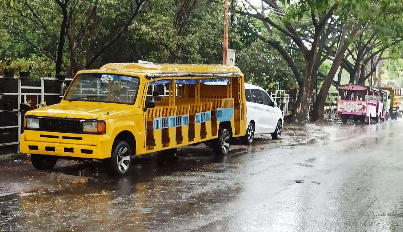 Beberapa odong-odong tampak terparkir di dekat pintu masuk Pantai Boom (foto: Muh Hujaini/Ngopibareng.id)