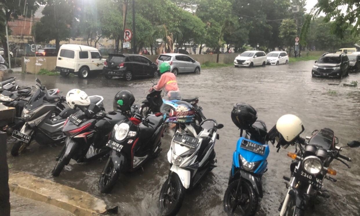 Salah satu pemotor yang mendorong kendaraanya karena mogok (Foto: Andhi Dwi/Ngopibareng.id)