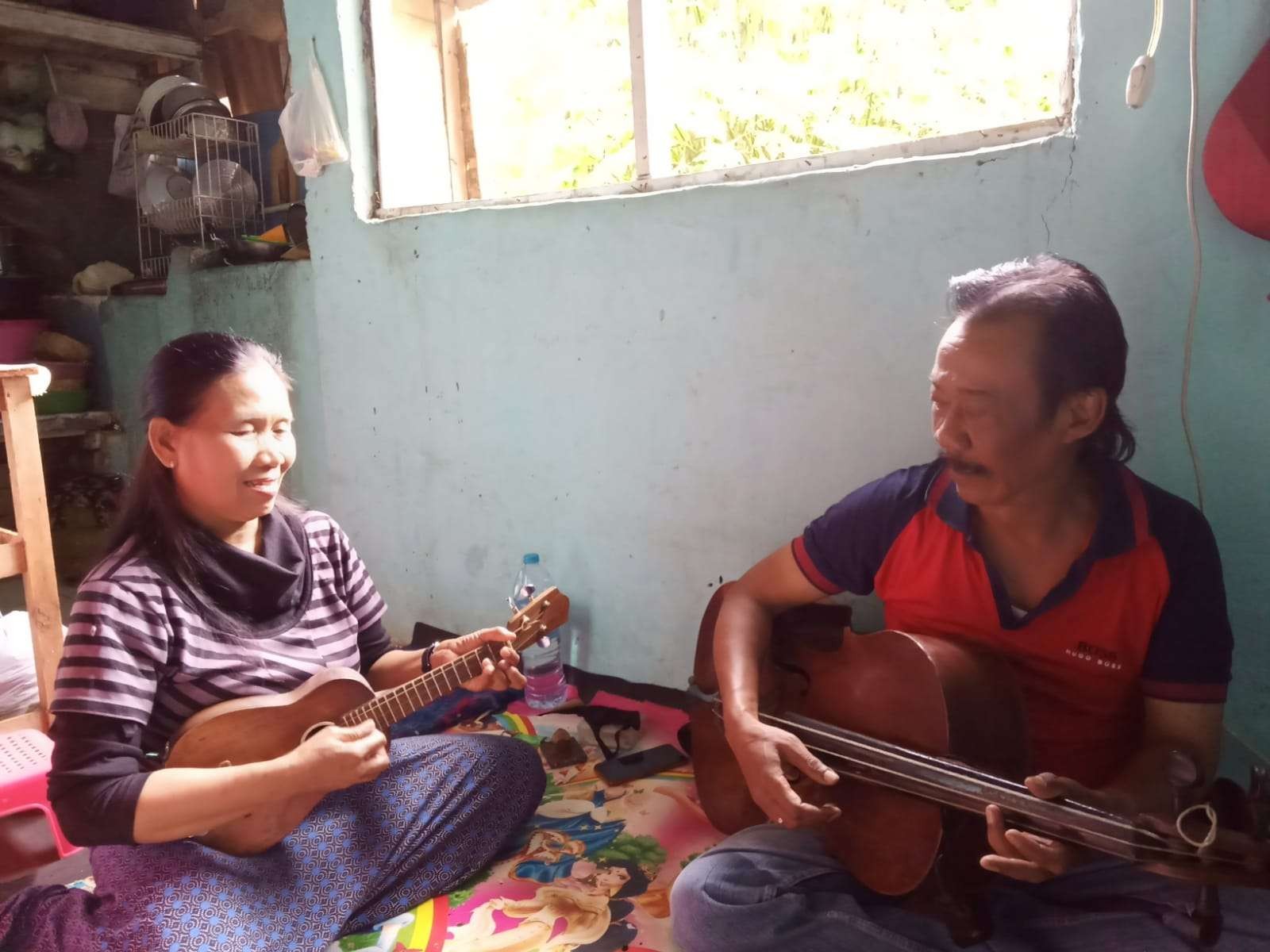 Pasangan suami istri, Eno Harianto dan Rusmiati pengamen keroncong saat ditemui di rumahnya di Jalan Dewi Sartika, Kecamatan Temas, Kota Batu, Jawa Timur. (Foto: Lalu Theo/ngopibareng.id)