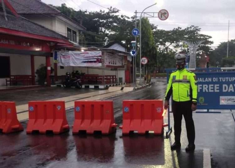 Jalan menuju alun-alun Trenggalek ditutup total mulai Kamis, 30 Desember 2021. (Foto: Dok Polres Trenggalek)