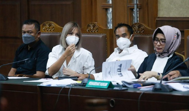 Pasangan Nia Ramadhani dan Ardi Bakrie saat menjalani sidang kasus narkoba beberapa waktu lalu. (Foto: Istimewa)