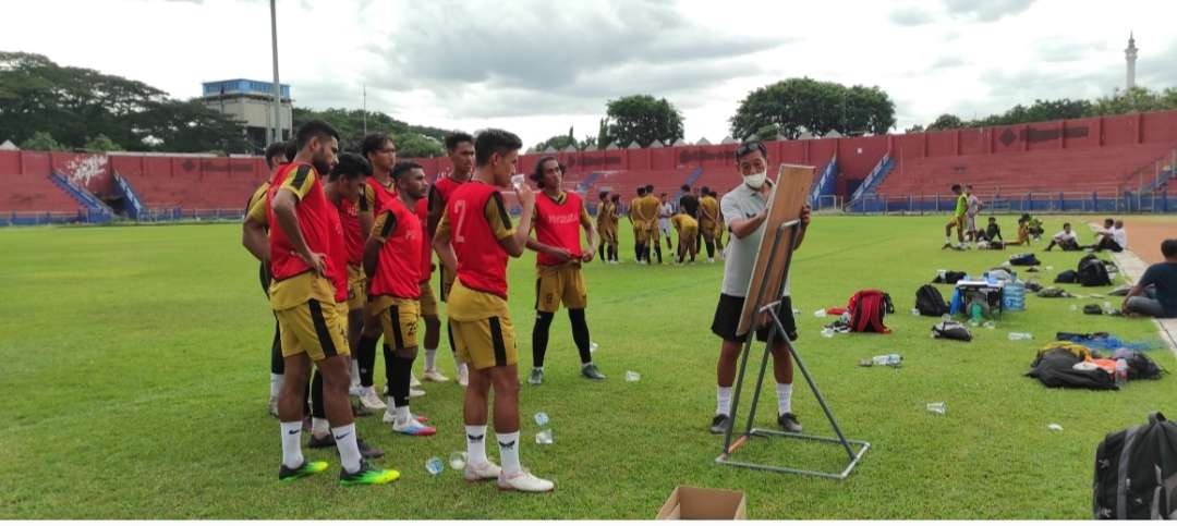 Kepala pelatih Persedikab sedang memberikan arahan kepada para pemain Persedikab. Dia rela tak libur Natal dan tahun baru untuk mempersiapkan tim. (Foto: Fendhy Plesmana/Ngopibareng.id)