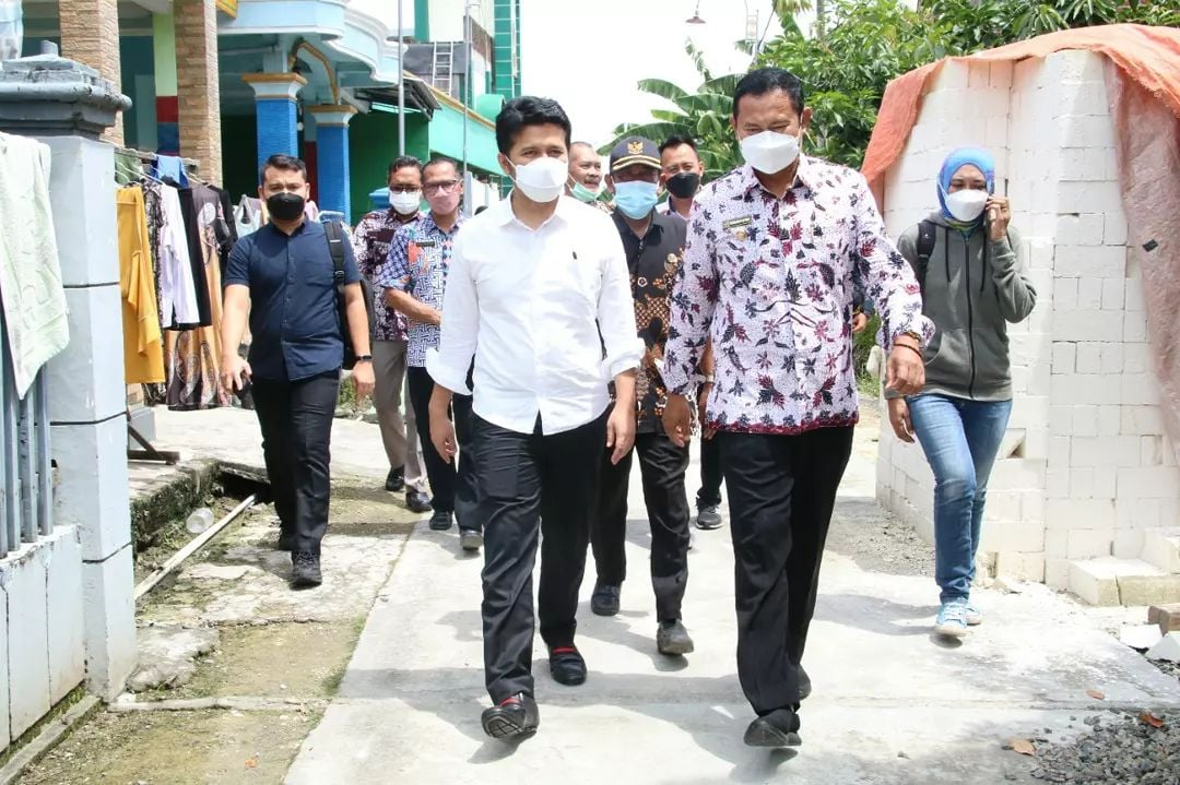 Emil Dardak dan Bupati Lamongan tinjau pengentasan warga miskin di Lamongan. (Foto: Kominfo Lamongan)