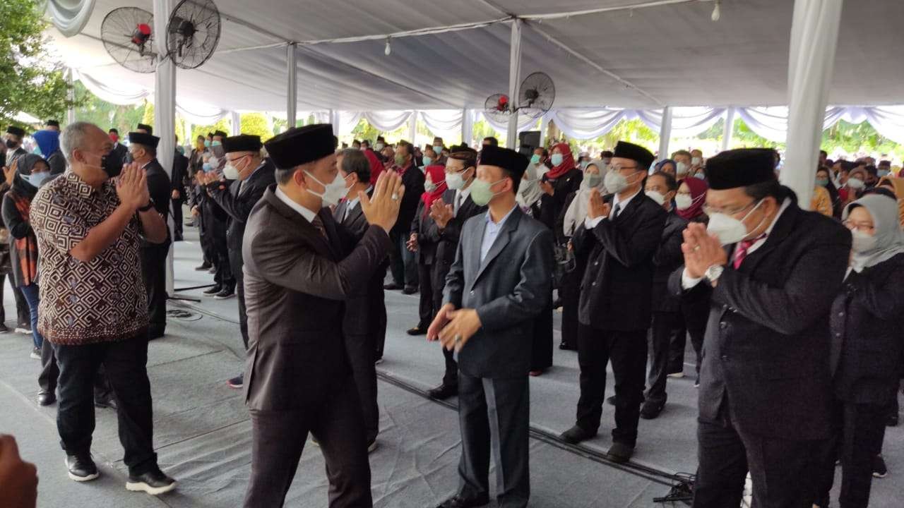 Walikota Surabaya, Eri Cahyadi memberikan selamat kepada para ASN yang dilantik di Balai Kota, Surabaya, Jumat 31 Desember 2021. (Foto: Fariz Yarbo/Ngopibareng.id)