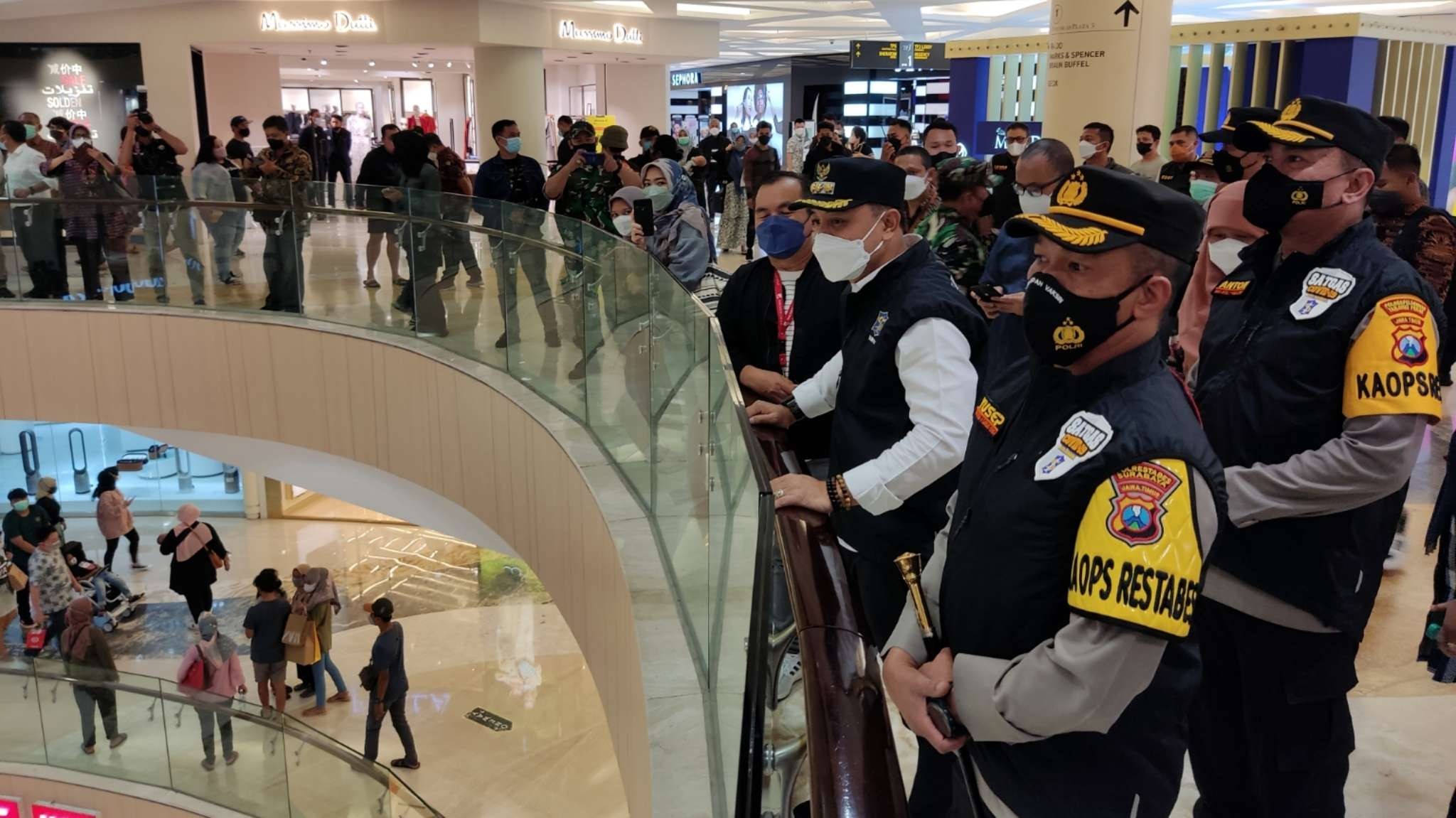 Walikota Surabaya Eri Cahyadi bersama jajaran Forkopimda Surabaya memantau langsung kondisi di Tunjungan Plaza, Surabaya, Jumat 31 Desember 2021 malam. (Foto: Fariz Yarbo/Ngopibareng.id)