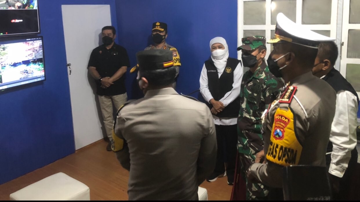 Gubernur Jatim, Khofifah Indar Parawansa saat meninjau pos pantau Taman Bungkul (Foto: Andhi Dwi/Ngopibareng.id)