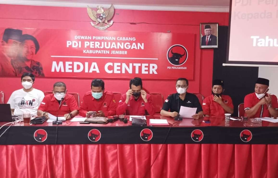 akil Ketua DPC PDIP Jember, Widarto (baju hitam), memaparkan catatan kritis soal satu tahun kinerja Hendy-Gus Firjaun (Foto: Rusdi/Ngopibareng.id)