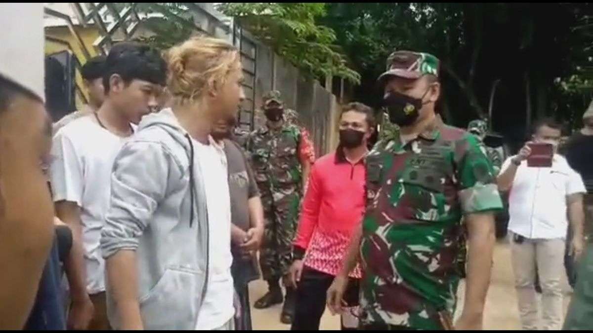 Habib Bahar bin Smith saat didatangi Brigjen Achmad Fauzi, Komandan Korem (Danrem) 61/Suryakancana. (Foto: Tangkapan layar video akun twitter @ahmadumam2001)