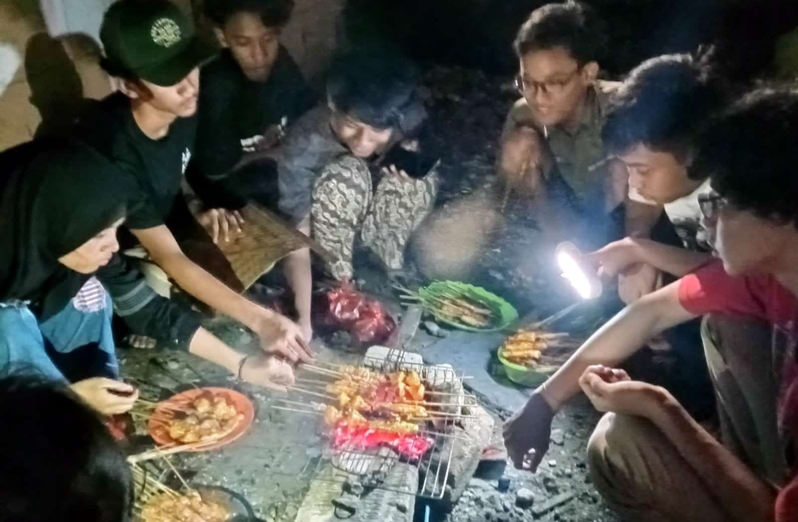 Bakar ikan rame-rame menjadi pilihan warga Jakarta pinggiran dalam menyambut malam Tahun baru 2022. (Foto: Asmanu Sudharso/ngopibareng.id)