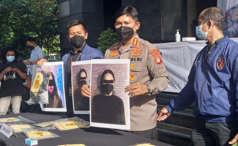 Polisi menggelar kasus artis CA yang dijerat dengan pasal berlapis pada kasus prostitusi online. (Foto: jpnn)