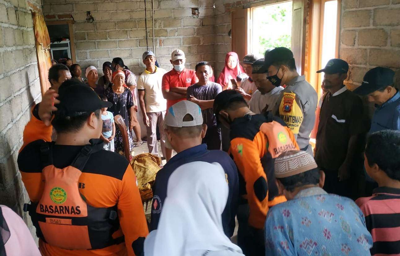 Petugas SAR gabungan mengevakuasi bocah yang tenggelam di sungai ke rumahnya (Foto: Istimewa)