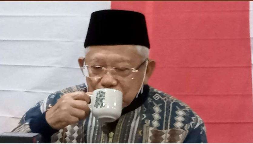 Wapres Ma'ruf Amin menikmat secangkir kopi Batak Karo. (Foto: Asmanu Sudarso/ Ngopibareng.id)