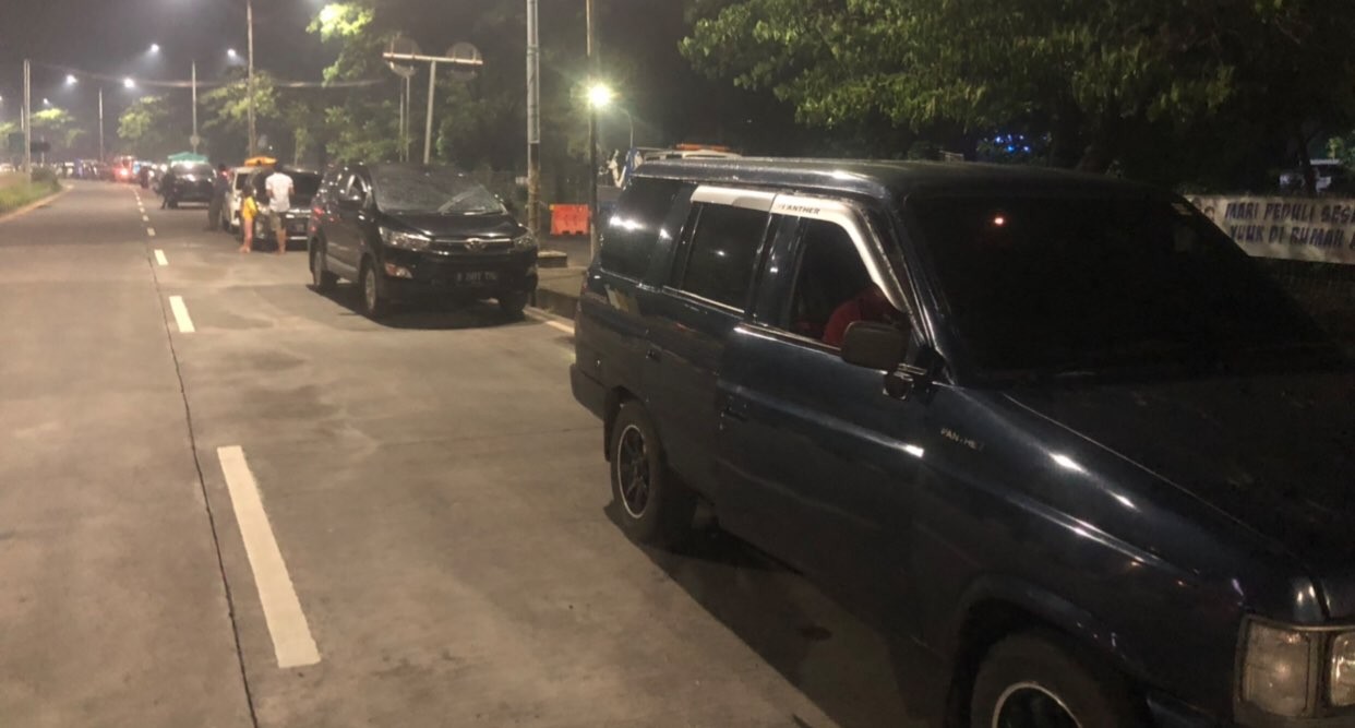 Belasan Mobil yang terparkir di sepanjang jalan Jembatan Suramadu, Sabtu dini hari. (Foto: Andhi Dwi/Ngopibareng.id)