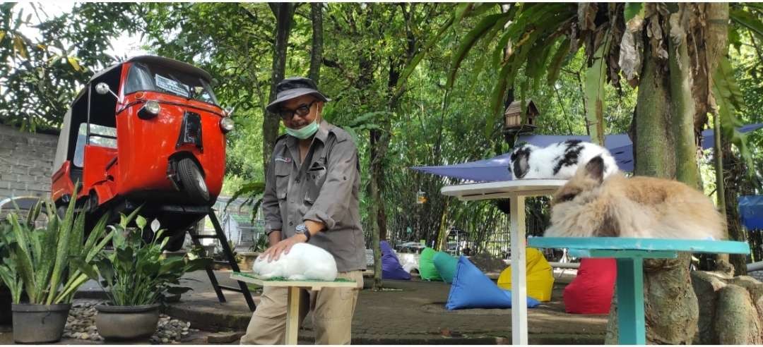 Mantan anggota DPRD Kota Kediri Djaka Siswa Lelana Sulap Tempat Pembuangan Sampah Jadi Wisata Edukasi Kampung Kelinci. (Foto: Fendhy Plesmana/Ngopibareng. Id)