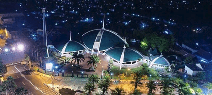 Keindangah Kubah Masjid Agung Jember pada waktu malam. (Foto: Istimewa)