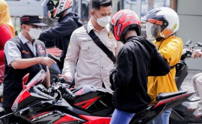 Ketua Satgas Covid-19 Situbondo Karna Suswandi meminta bukti surat vaksin kepada setiap pengendara yang masuk wilayah Situbondo.(Foto: Humas Pemkab Situbondo)