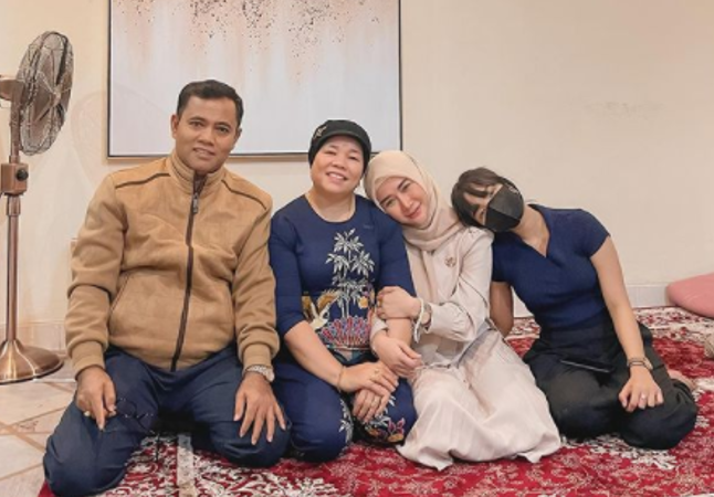 Marissya Icha (baju gamis) bersama keluarga Bibi Ardiansyah saat menggelar doa bersama di rumah baru untuk Gala Sky Ardiansyah. (Foto: Instagram)