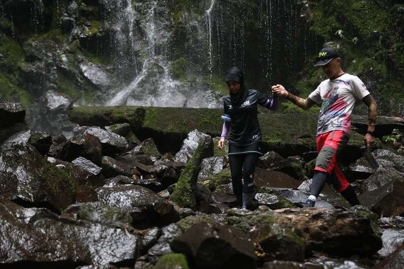 Gubernur Jawa Tengah Ganjar Pranowo bersama istri, Siti Atikoh trail running di trek Curug Lawe Benowo Kalisidi (CLBK) di Desa Kalisidi, Semarang. (Foto: Istimewa)