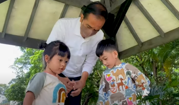 Presiden Jokowi momong dua cucunya, Jan Ethes dan Sedah Mirah di area danau Istana Bogor, Jawa Barat, Minggu 2 Desember 2021. (Foto: Tangkapan layar YouTube Setpres)