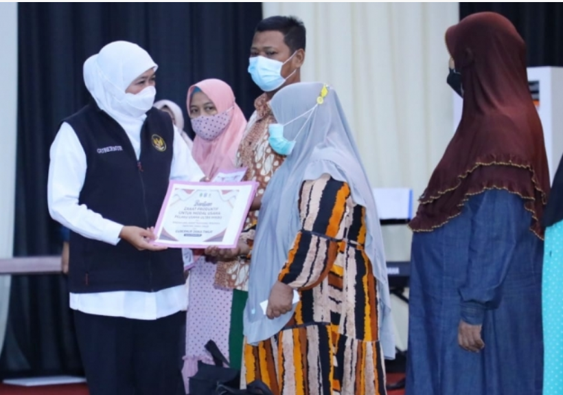 Gubernur Jawa Timur, Khofifah Indar Parawansa membagikan zakat produktif dan sembako terhadap sejumlah pedagang kaki lima dan juga pegiat UMKM. (Foto: sndonws)