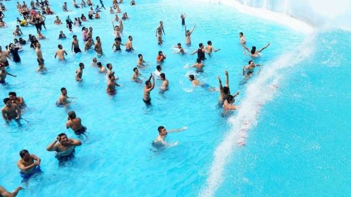 Sejumlah pengunjung saat menikmati wahana wisata air yaitu Hawai Water Park (Foto: Instagram:@hawaigroup)