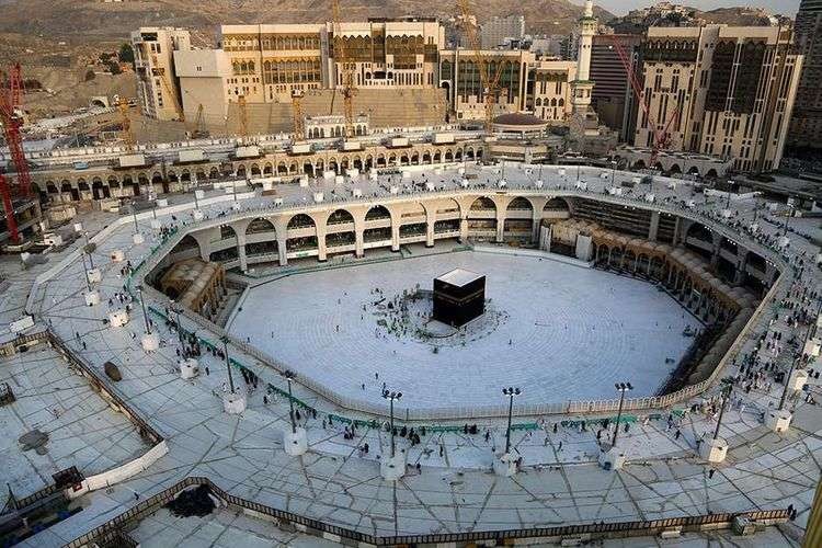 Situasi di sekitar Ka'bah, di dalam Masjidil Haram, Arab Saudi, kosong dari para jemaah saat diberlakukan sterilisasi, Kamis 5 Maret 2020. Terkait merebaknya virus corona, Pemerintah Arab Saudi menutup sementara kegiatan umrah dan melakukan sterilisasi di sekitar Ka'bah termasuk lokasi untuk melakukan sa'i di antara Bukit Safa dan Marwah. (Foto: Istimewa)