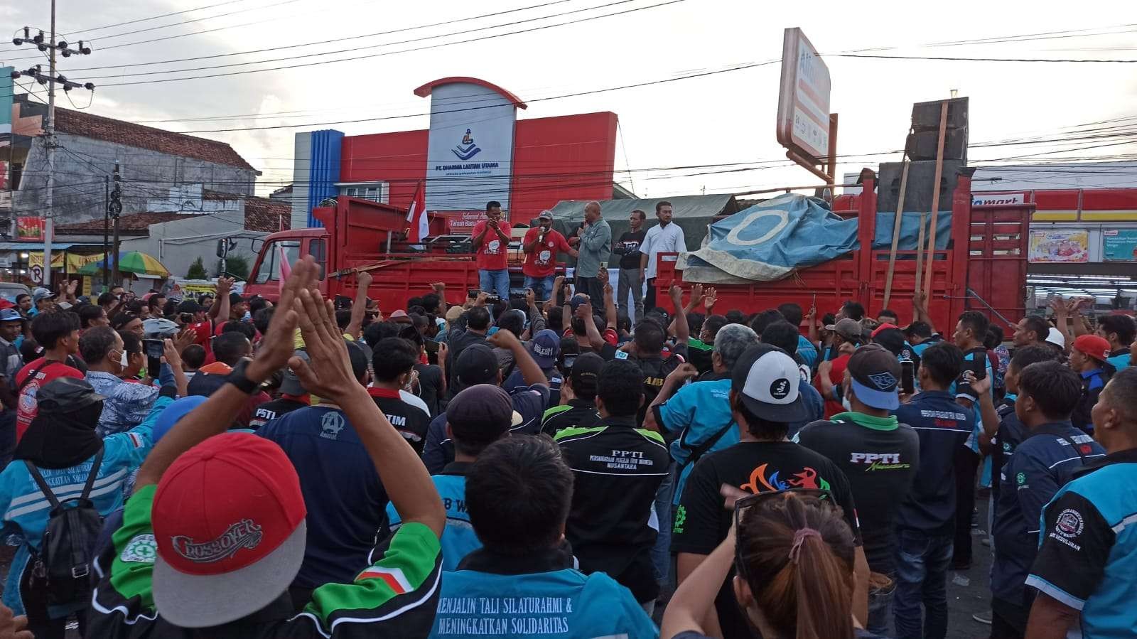 Anggota DPR RI Sumail Abdullah menemui para sopir logistik yang melakukan unjuk rasa di Pelabuhan Ketapang, Banyuwangi. (foto: Muh Hujaini/Ngopibareng.id)