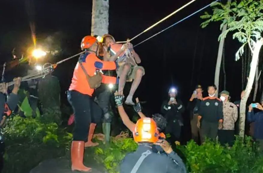 Banjir lahar dingin di aliran sungai yang berhulu di lereng Semeru, di Lumajang, pada Minggu 2 Januari 2022. Dua warga terjebak banjir lahar dingin. (Foto: BPBD  Lumajang)