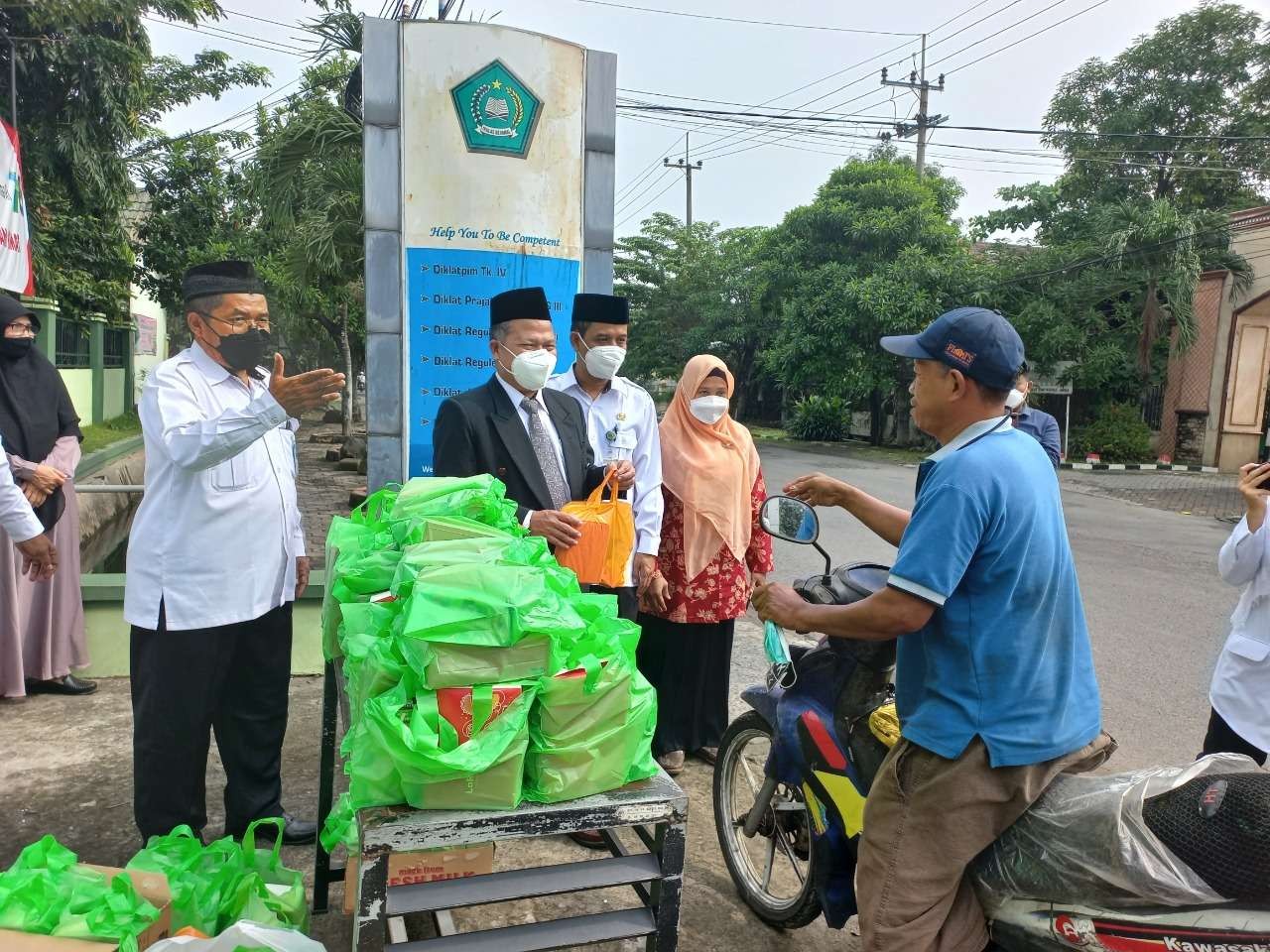 Kegiatan Hari Amal Bhakti ke-76 Balai Diklat Keagamaan (BDK) Surabaya, dengan bakti sosial. (Foto: Istimewa)