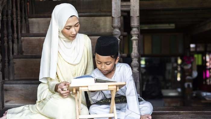 Istri salehah, setiap pada suam dan mengajari anak. (Ilustrasi)