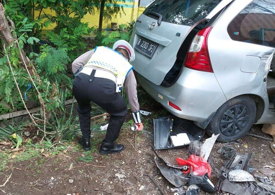 Petugas Unit Penegakan Hukum Satlantas Polresta Banyuwangi melakukan olah TKP kecelakaan di Bengkak (foto: istimewa)