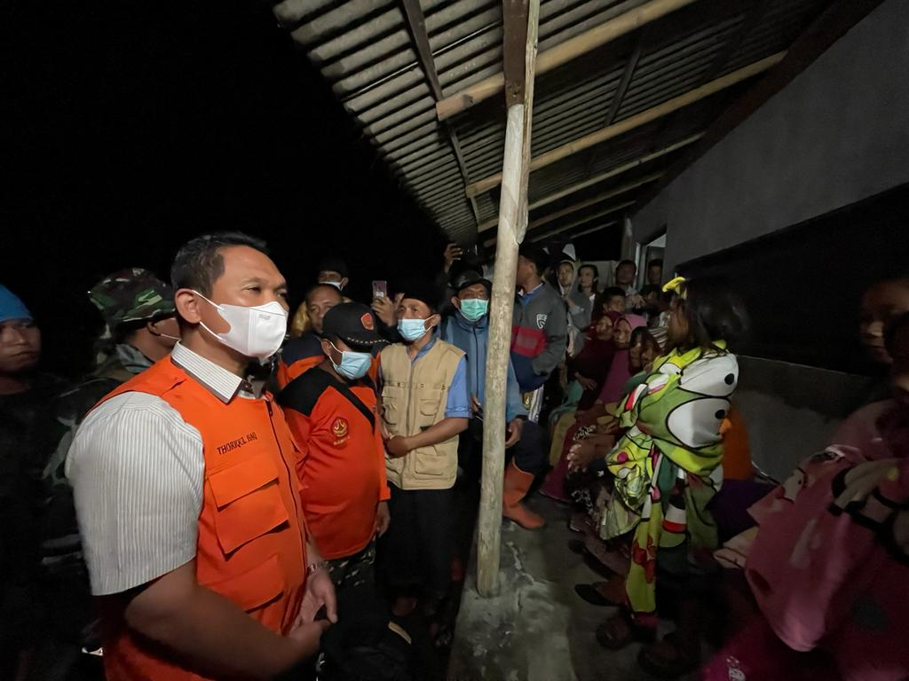 Thoriqul Haq pastikan warga aman dari lahar dingin. (foto: Kominfo Lumajang)