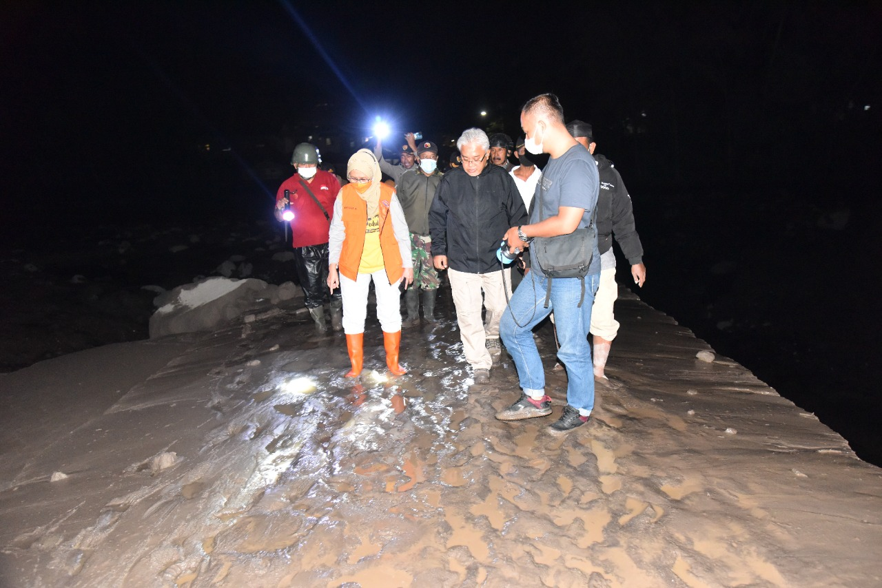 Wabup Lumajang Indah Amperawati ketika tinjau lokasi lahar dingin. (Foto: Kominfo Lumajang)