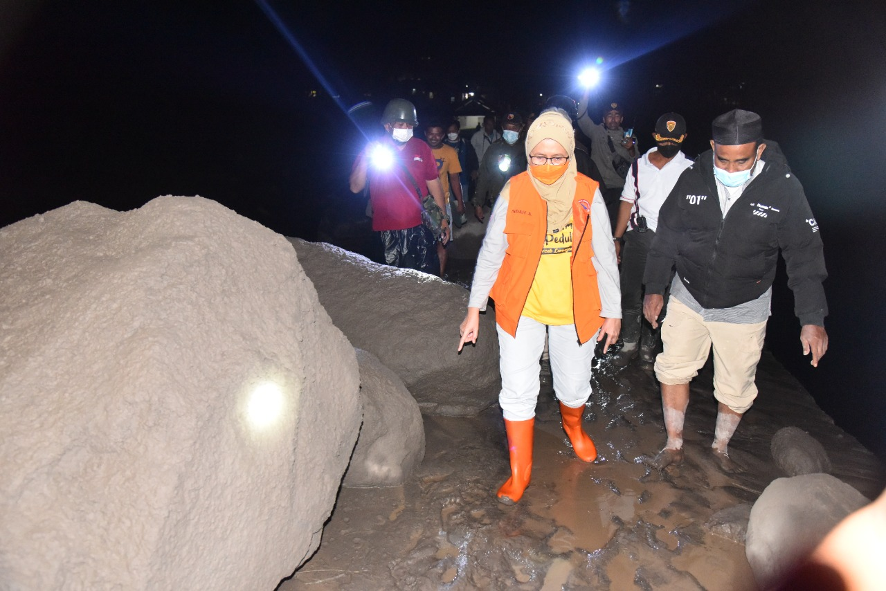 Wabup Lumajang Indah Amperawati saat tinjau lokasi Lahar Dingin. (Foto: Kominfo Lumajang)