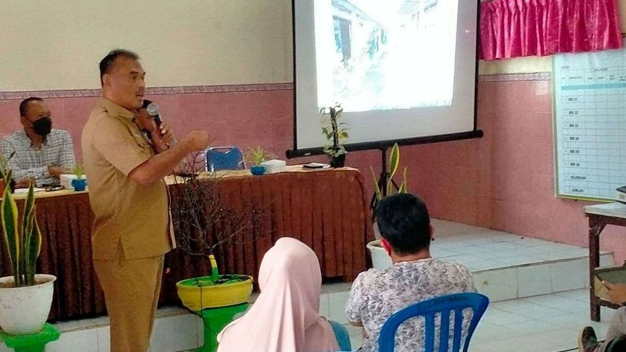 Kabid Perkim pada Dinas Pekerjaan Umum dan Perumahan Rakyat (PUPR) Kota Probolinggo, Abdul Kholik saat presentasi di depan warga. (Foto: Ikhsan Mahmudi/Ngopibareng.id)