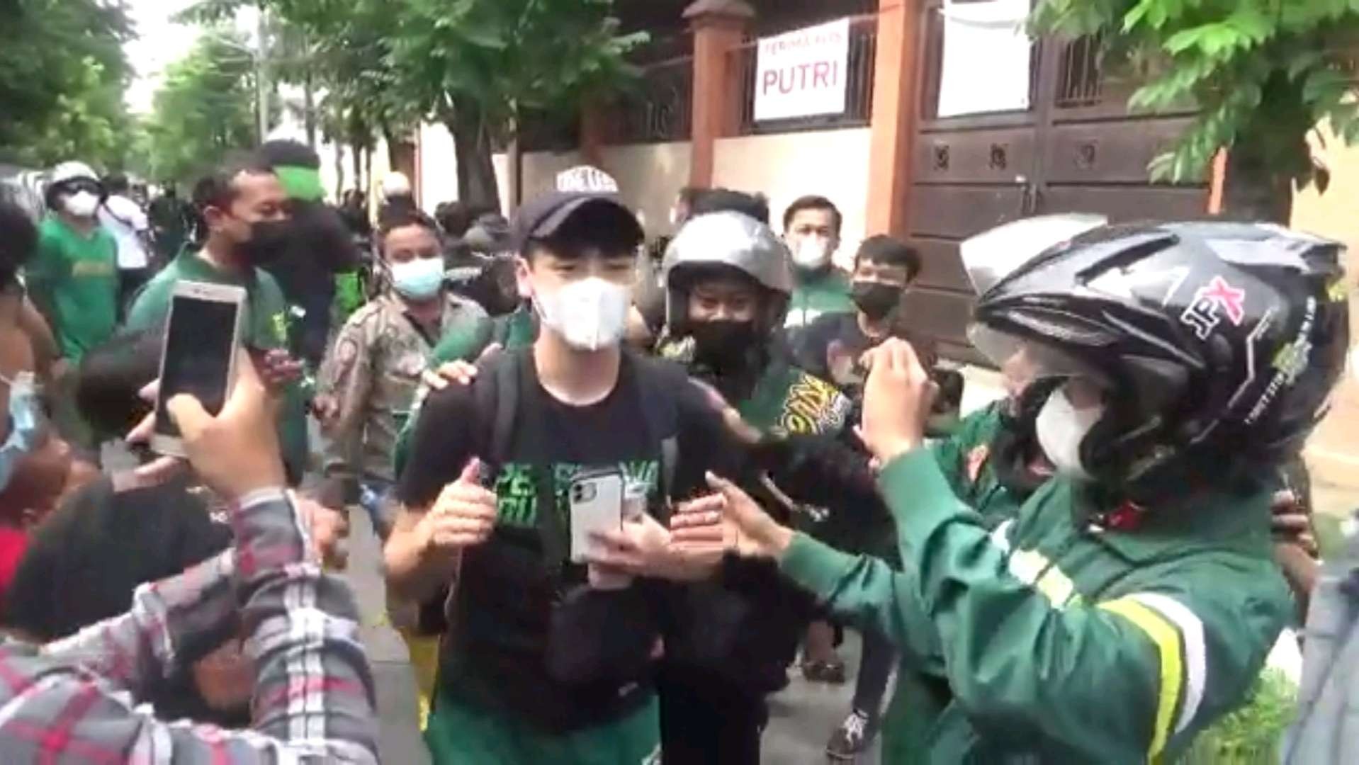 Salah satu penggawa Persebaya, Taisei Marukawa mendapat sambutan hangat dari Bonek Mania jelang keberangkatan ke Bali, Senin 3 Januari 2021. (Foto: Tangkapan Layar)