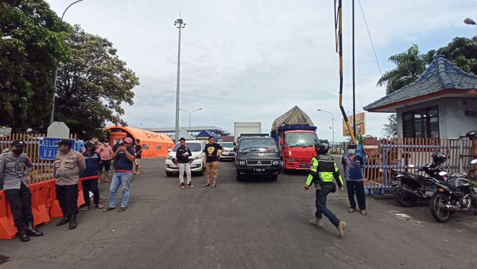 Puluhan kendaraan dari Bali yang baru turun dari kapal penyeberangan tertahan di pintu keluar Pelabuhan Ketapang, Senin 3 Januari 2021. (Foto: Muh Hujaini/Ngopibareng.id)