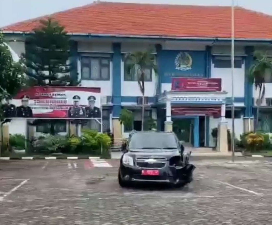 Mobil dinas petugas Rumah Detensi Imigrasi (Rudenim) Surabaya yang dibawa kabur seorang tahanan asal Palestina. (Foto: Tangkapan layar)