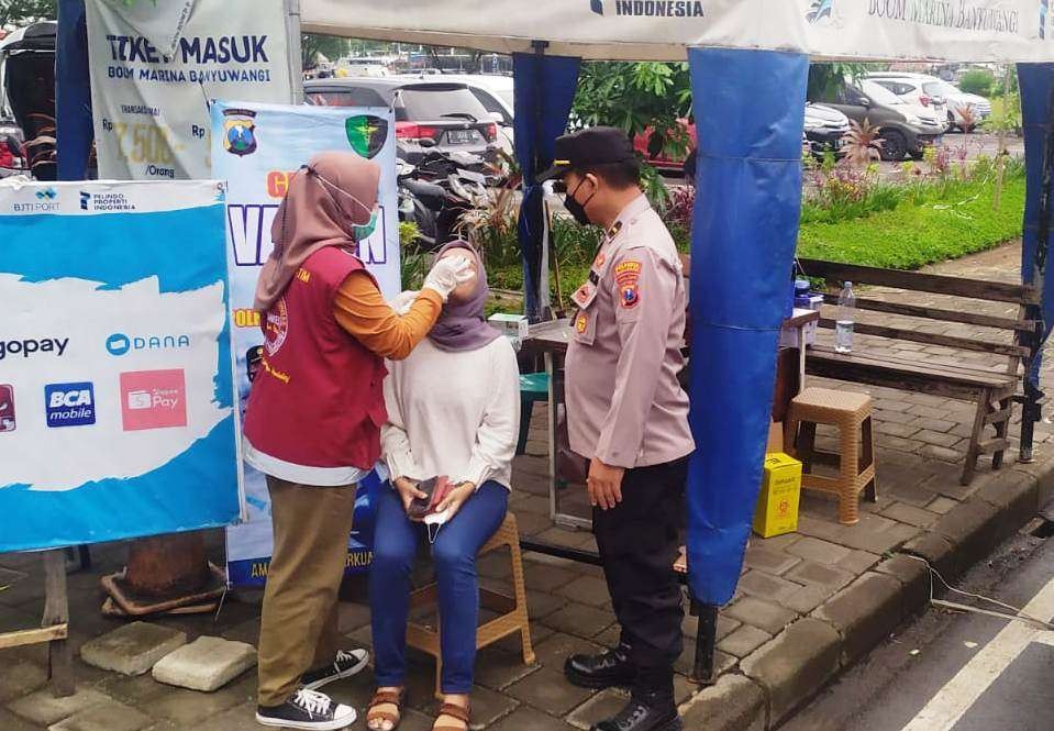 Petugas Sidokkes Polresta Banyuwangi  melakukan tes antigesn random di pintu masuk Pantai Boom (foto: Istimewa)