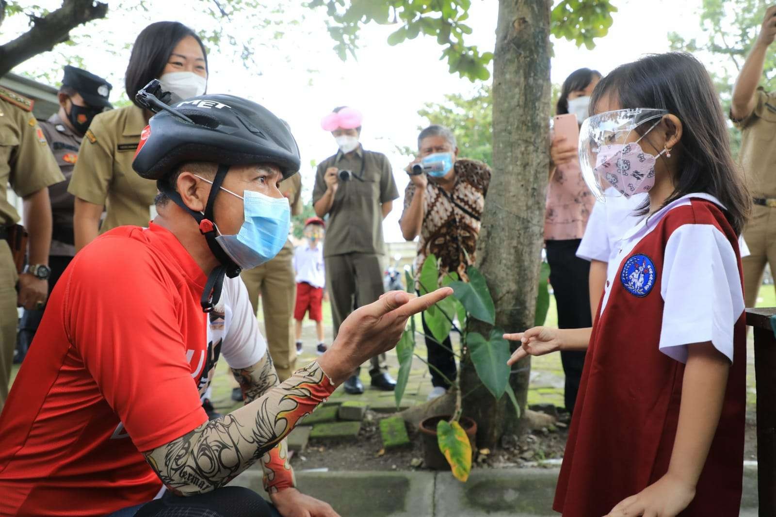 Gubernur Jawa Tengah Ganjar Pranowo sedang berbincang dengan salah satu siswa SD Petra, Kota Semarang. (Foto: dok. Humas Pemprov Jateng)