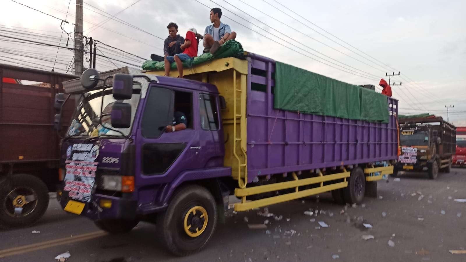 Kendaraan logistik melakukan unjuk rasa di jalan depan Pelabuhan Ketapang pada Senin, 3 Januari 2022 kemarin (foto: Muh Hujaini/Ngopibareng.id)